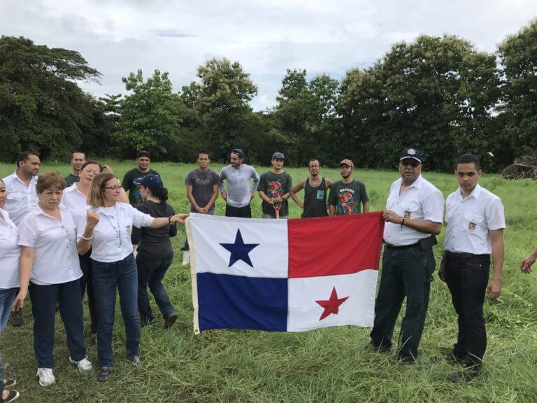 Lee más sobre el artículo Embajada de Panamá dona árboles a NATUWA.